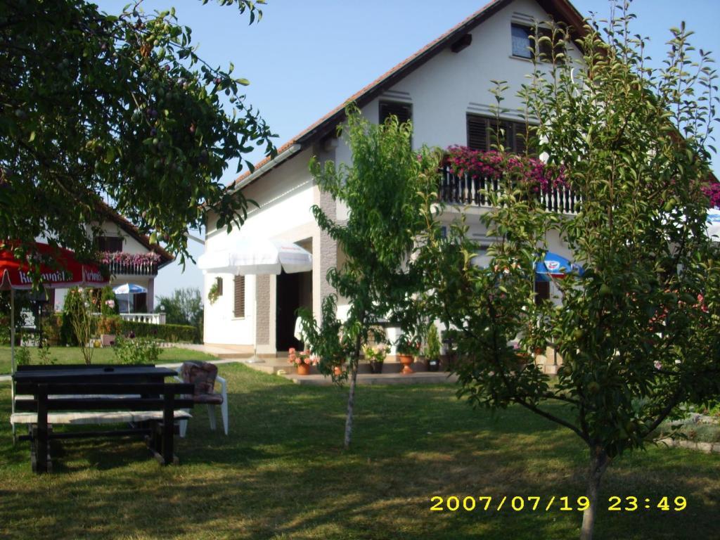 Guest House Adrijana Seliste Dreznicko Exterior photo