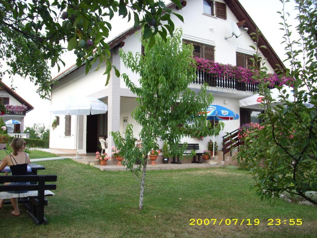 Guest House Adrijana Seliste Dreznicko Exterior photo